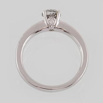 RING, 18K vitguld med briljantslipad diamant 0.77 ct samt 2 små briljantslipade diamanter 0.02 ct. Vikt 5,1 gram.