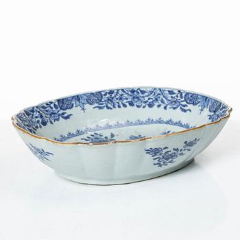 Stekfat, porslin. Qingdynastin, Qianlong (1736-95).