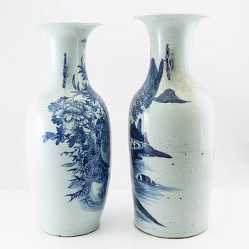 Two Chinese blue and white vases, 20th century.