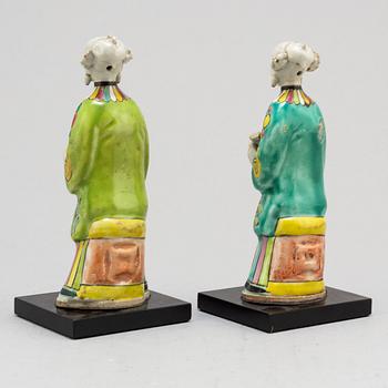 FIGURINER, två stycken, porslin. Qingdynastin, omkring 1800.