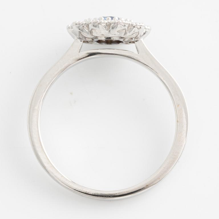 Ring med safir och briljantslipade diamanter.