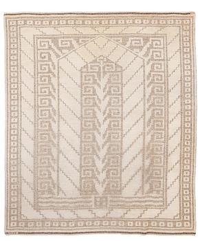 CARPET. "Vita spetsporten". Knotted pile in relief (reliefflossa). 264 x 226 cm. Signed AB MMF.