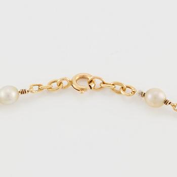 Necklace 18K gold with cultured pearls.