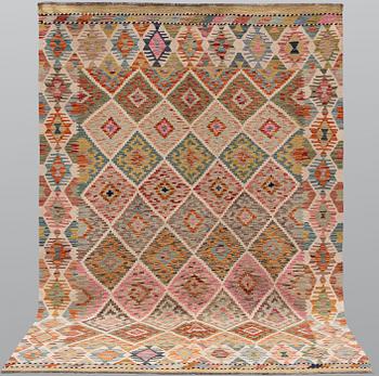 A Kilim rug, approx. 263 x 173 cm.