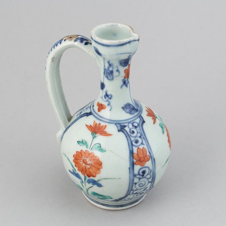 A Japanese kakiemon ewer, 18th Century.