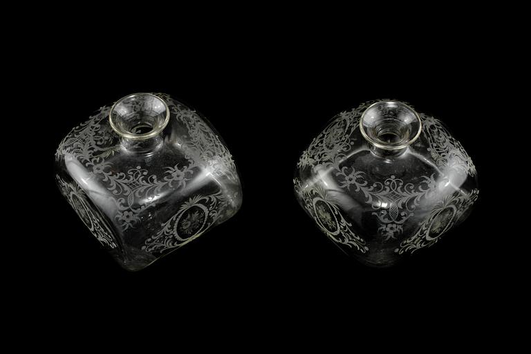 FLASKOR, 2 st snarlika, glas, omkring sekelskiftet 1900.