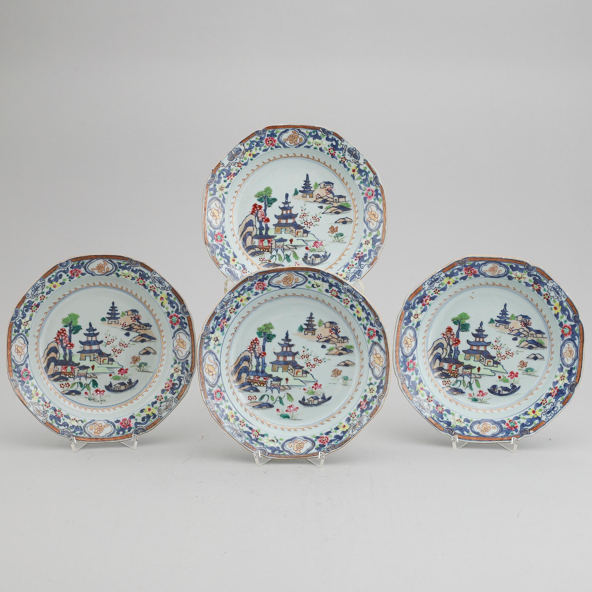 TALLRIKAR, fyra stycken, kompaniporslin. Qingdynastin, Qianlong (1736-95).