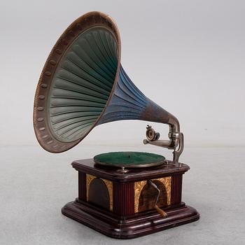 An early 20th century 
English gramophone player.