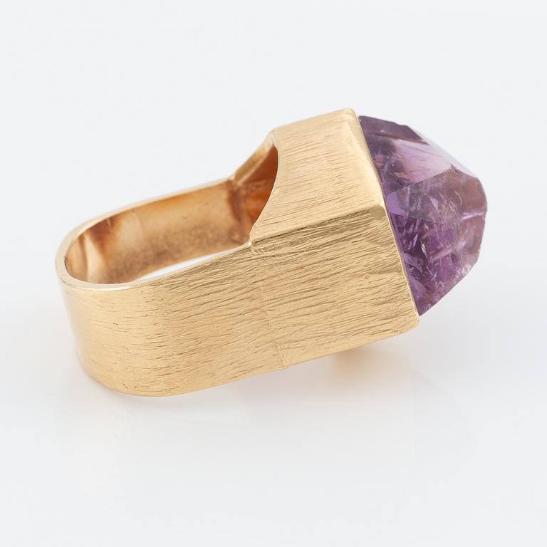 Rey Urban, ring, 18K guld med en fasettslipad ametist, Stockholm 1969.