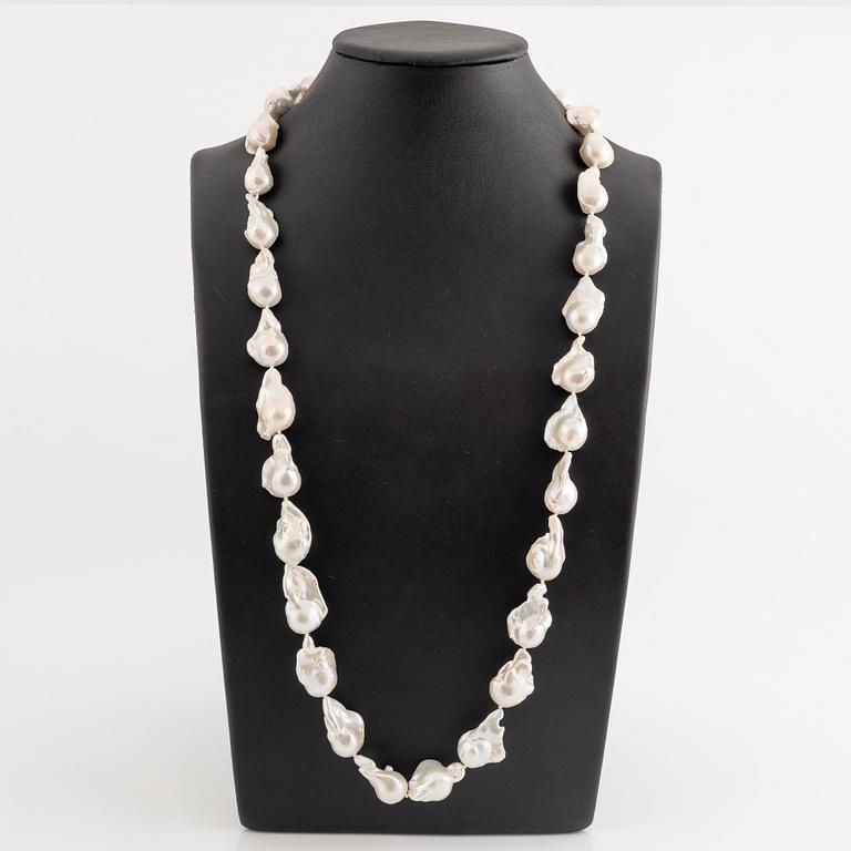 Pärlcollier, med odlade barockformade sötvattenspärlor.