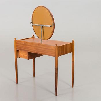 A 1960'S VANITY TABLE.