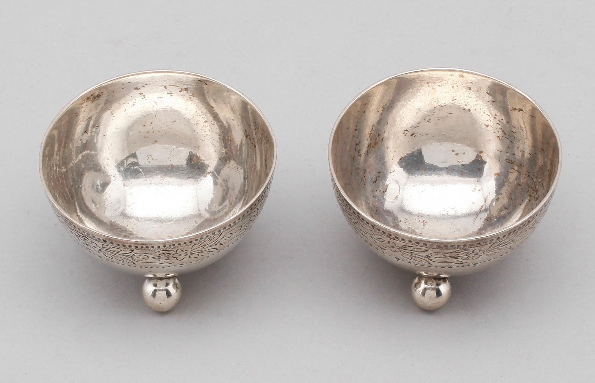 SALTKAR, 1 par, silver, London 1875. Vikt ca 95 gram.