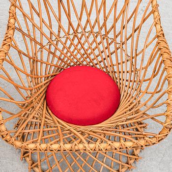 Fåtöljer, ett par samt bord, 1900-talets andra hälft.