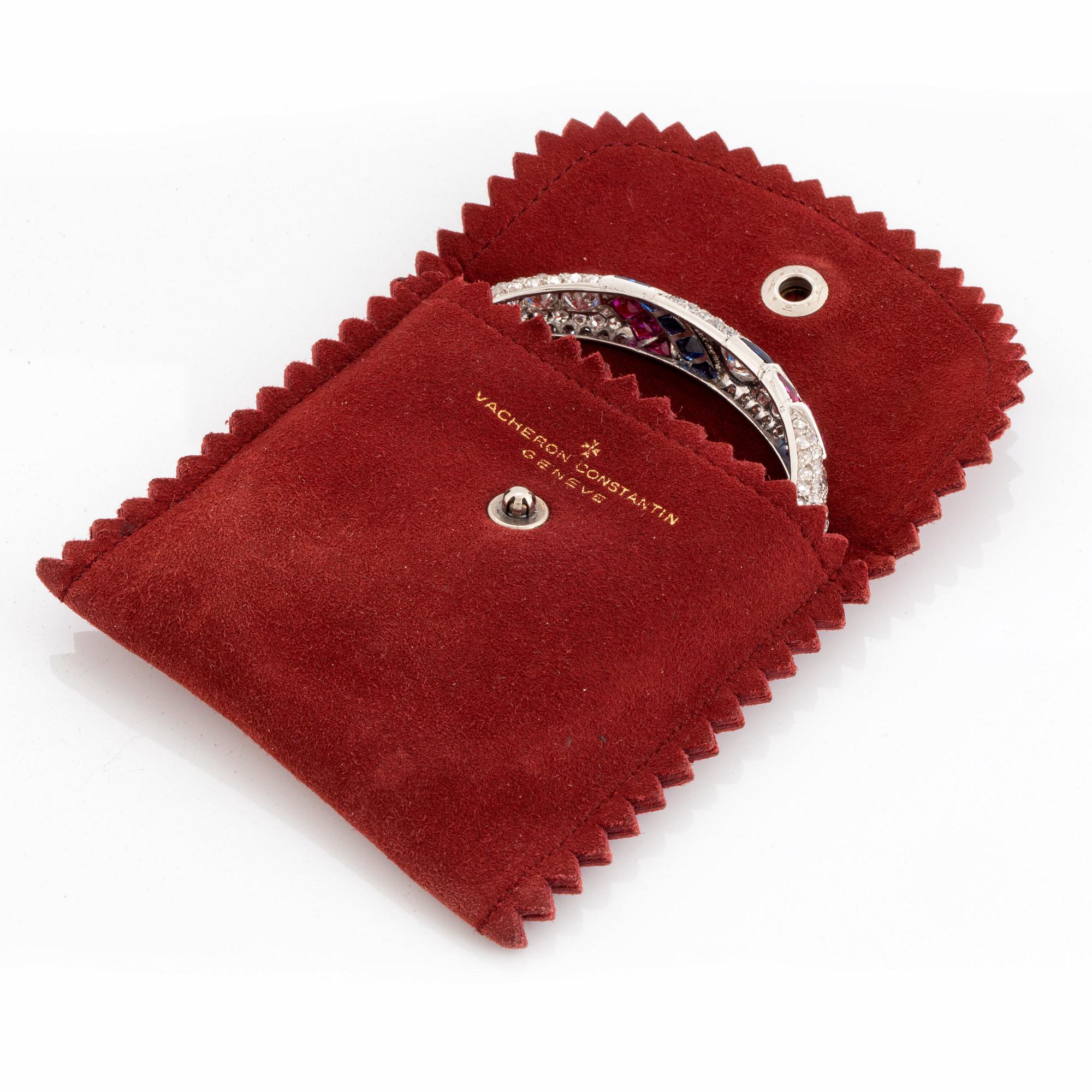 Armring platina med gammal- och rosenslipade diamanter samt fasettslipade safirer och rubiner.