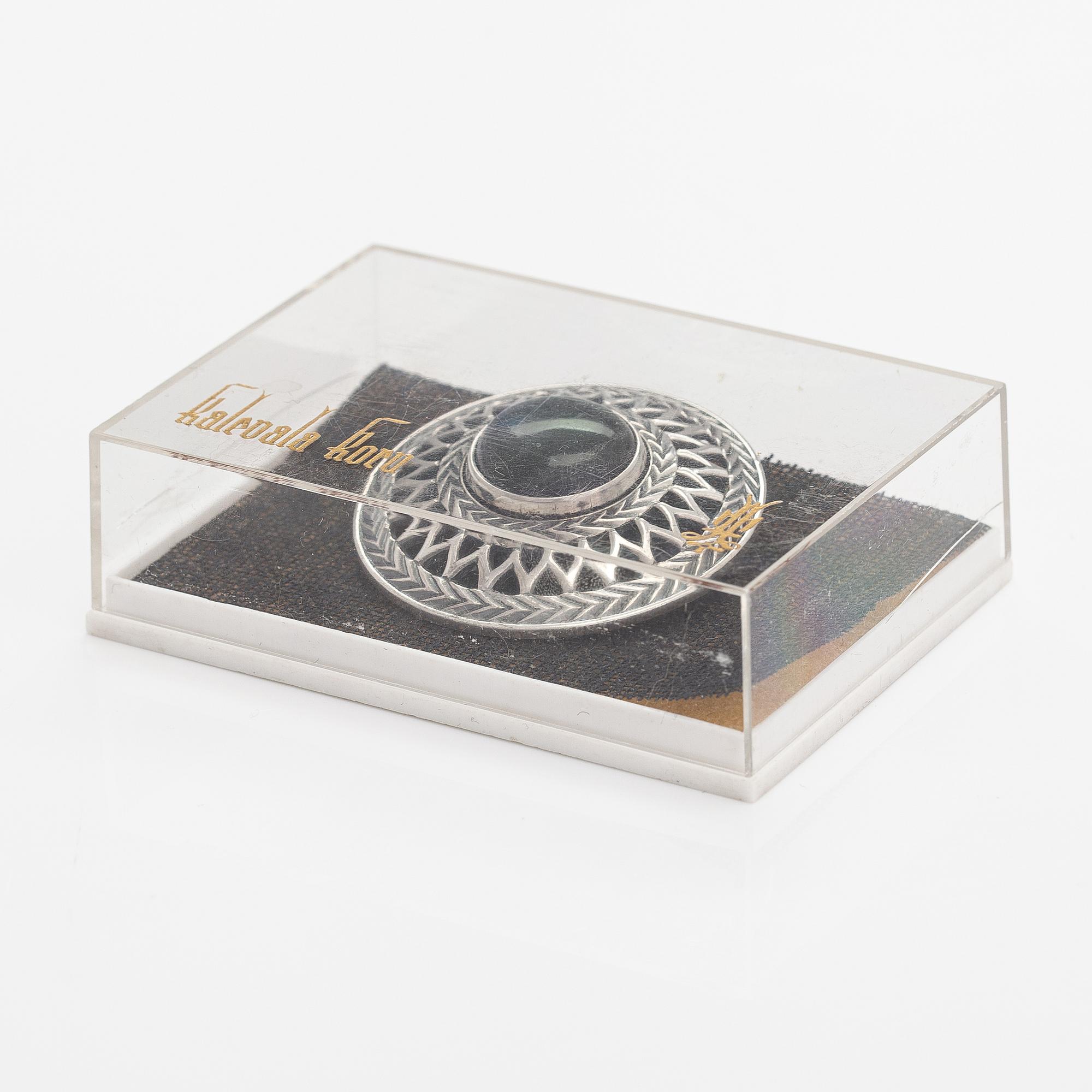 Brosch, modell 287, sterlingsilver, spektrolit. Kalevala Koru, Helsingfors 1981.