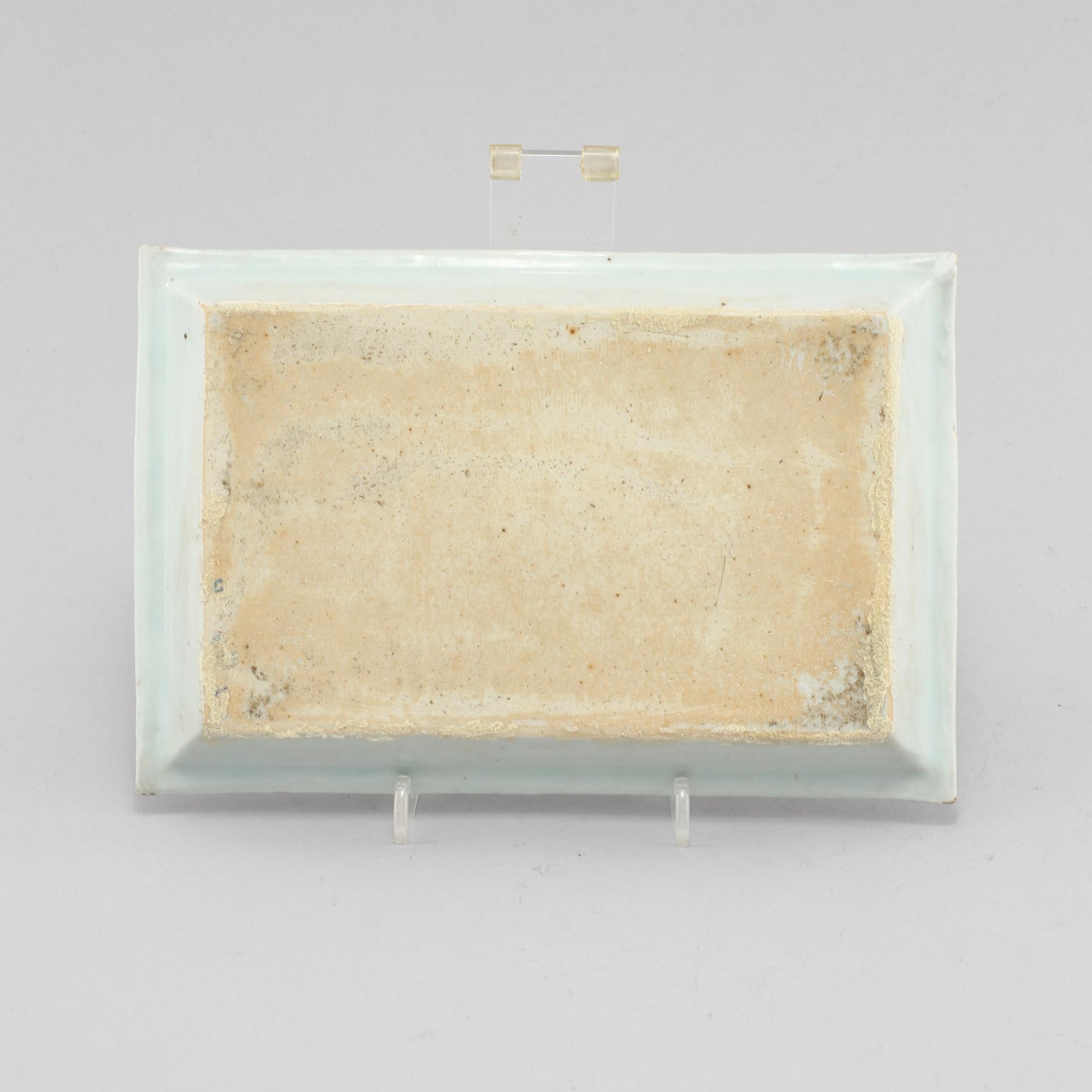 BRICKA, porslin, Oianlong 1736-1795.