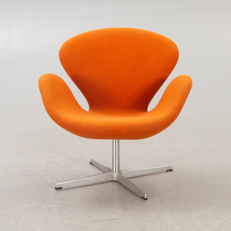 Arne Jacobsen, armchair, "Svanen", Fritz Hansen, Denmark, 2000.
