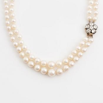 Collier, double-strand pearls with a clasp in 18K gold with diamonds.