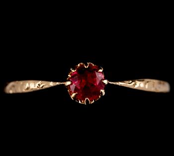 RINGAR, 2 st, 18k guld med fasettslipade syntetiska safirer, 1900-tal. Vikt 6 g.