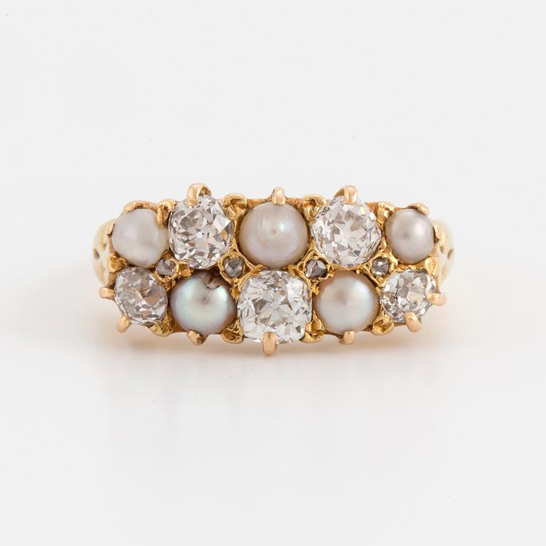 A ring with probably natural blister pearls and antique cut diamonds. Total carat weight of diamonds circa 1,00ct.