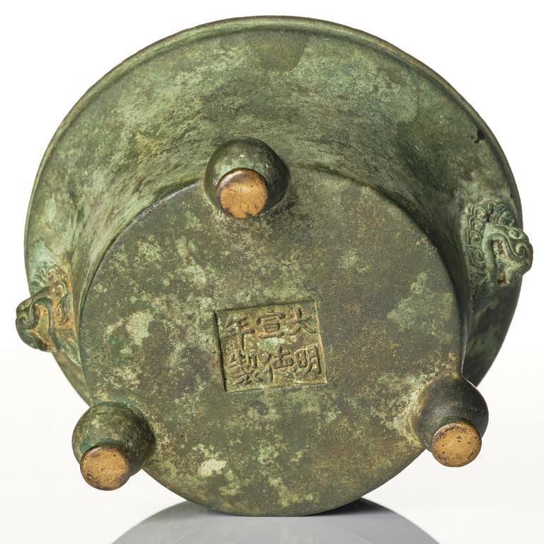 A bronze tripod censer, 17th/18th century.