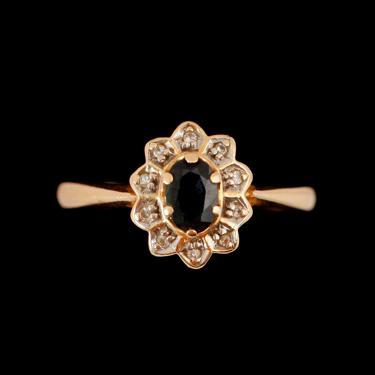 RINGAR, 2 st, 18 k guld, safir samt mindre diamanter. Total vikt ca 5 g.