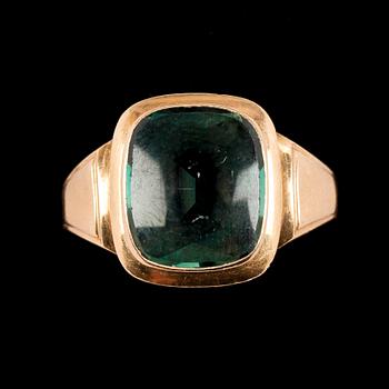 HERRINGAR, 2 st, 18k guld, bl a karneol, 1944-62. Tot ca 11 gr.