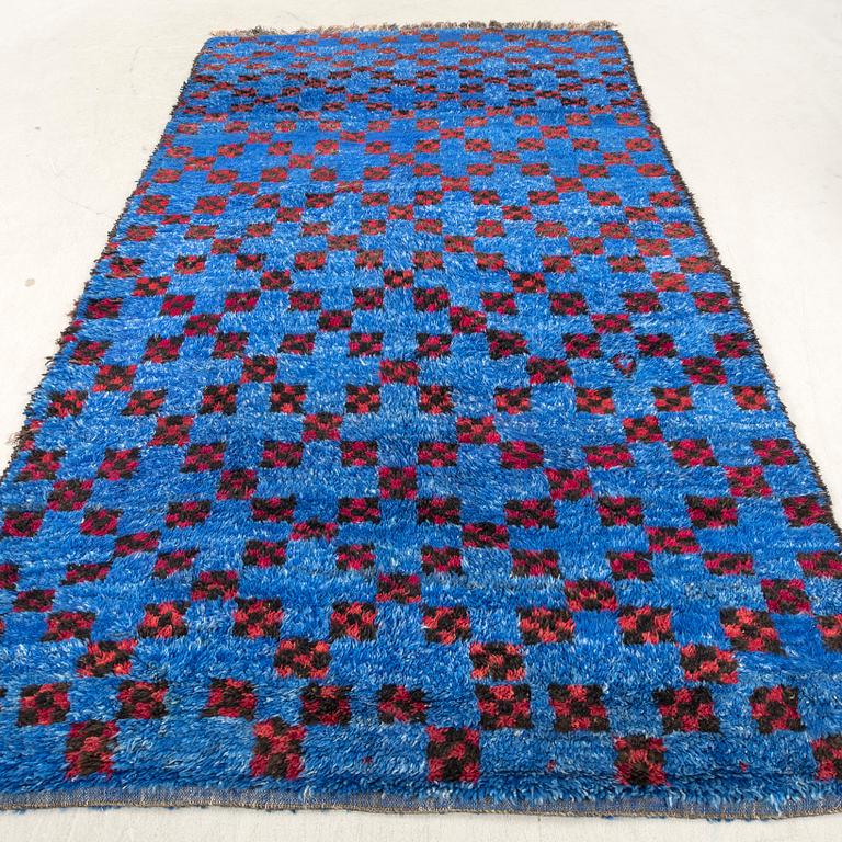A Moroccan carpet approx 339x193 cm.