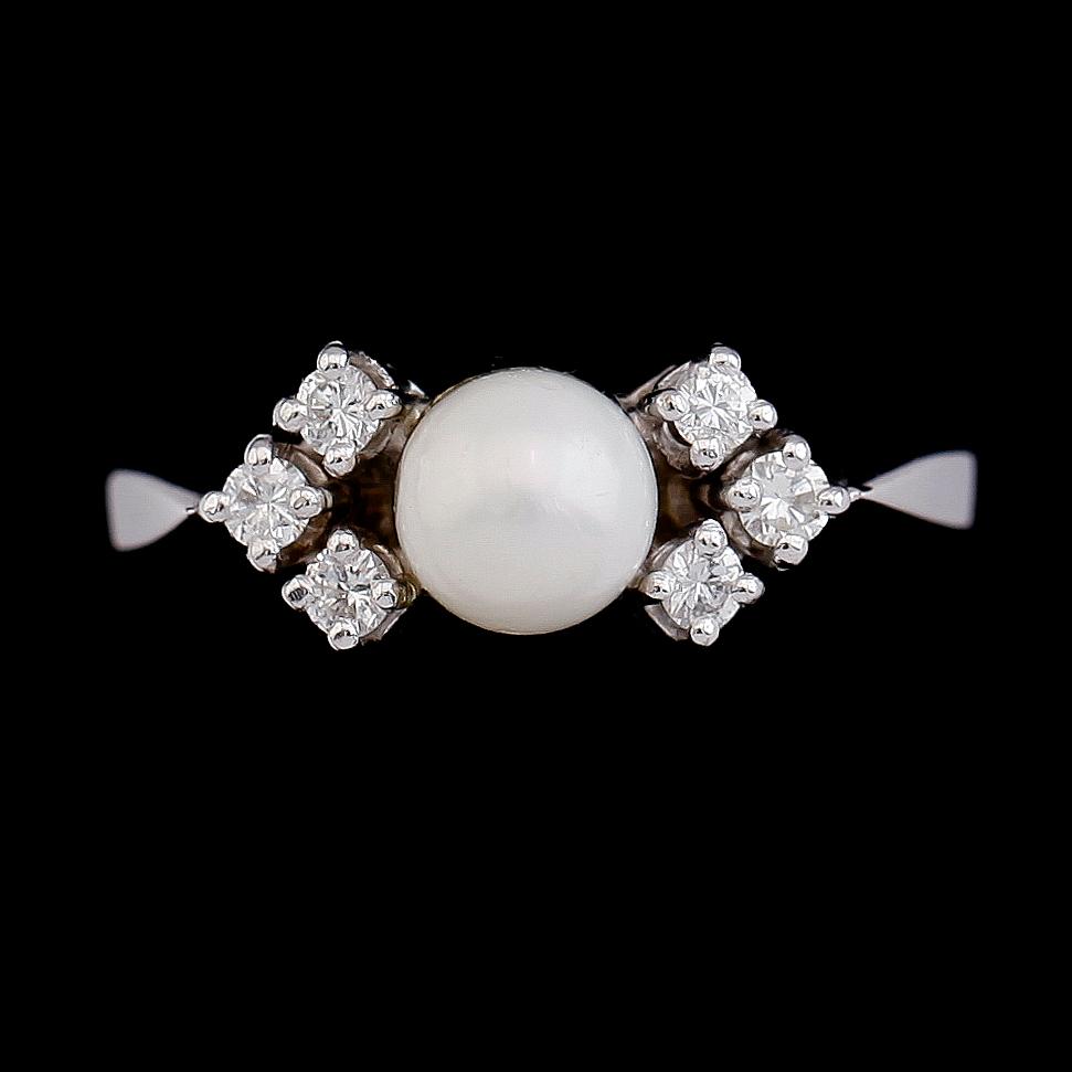 RING, 18 k vitguld, pärla och briljantslipad diamanter tot ca 0.18 ct. Vikt ca 3,8 g.
