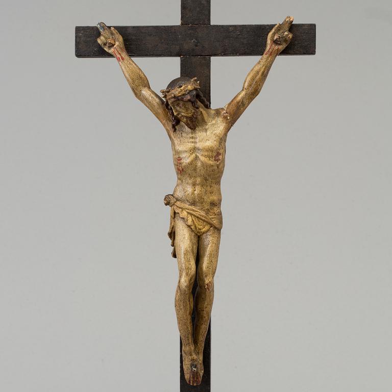 A 17TH/18TH CENTURY WOODEN CRUCIFIX.