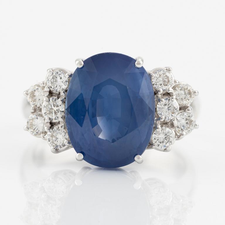 Ring in 18K gold with a faceted sapphire and round brilliant-cut diamonds.