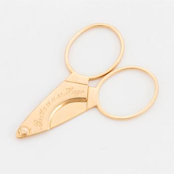 An 18K gold cigar-cutter.