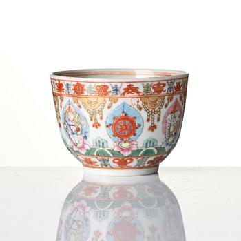 A 'barragon tumed' famille rose cup, Qing dynasty, 19th century.