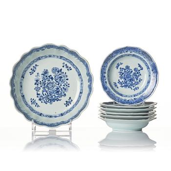 Skål, samt desset tallrikar, sex stycken, porslin. Qing dynastin, Qianlong (1736-95).