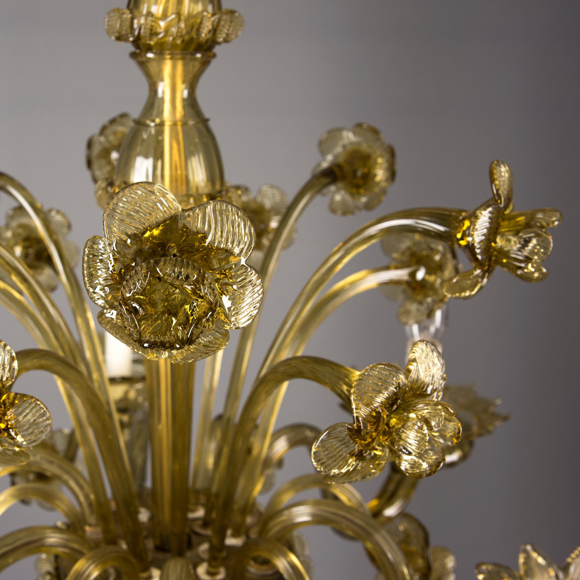 TAKKRONA, Murano, 1900-talets mitt. Höjd ca 70 cm.