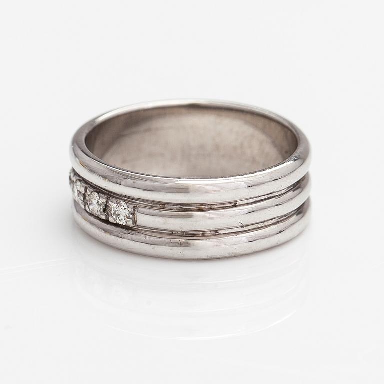 A 14K white gold ring with diamonds ca. 0.15 ct in total.