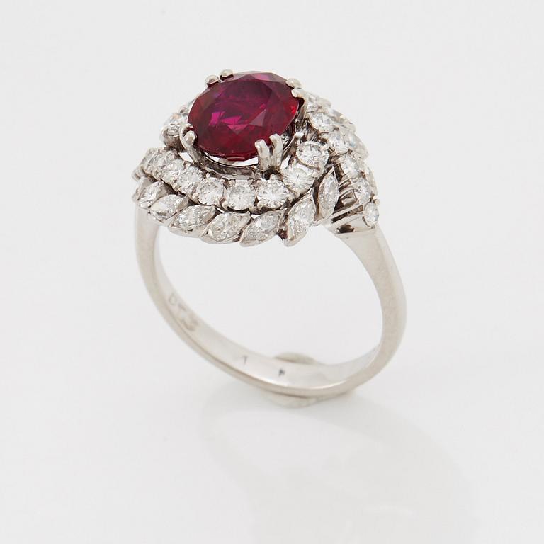 Ring platina med en fasettslipad rubin och runda briljant- och navettslipade diamanter.
