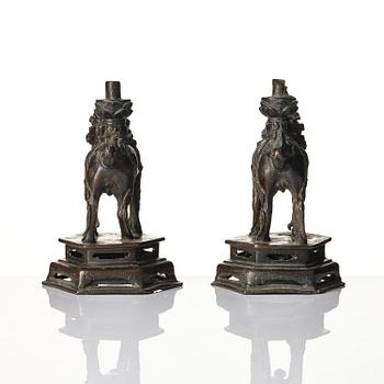 Rökelsehållare, ett par, brons. Yuan/Mingdynastin.