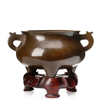 1015. A copper alloy censer, Qing dynasty, 19th century.