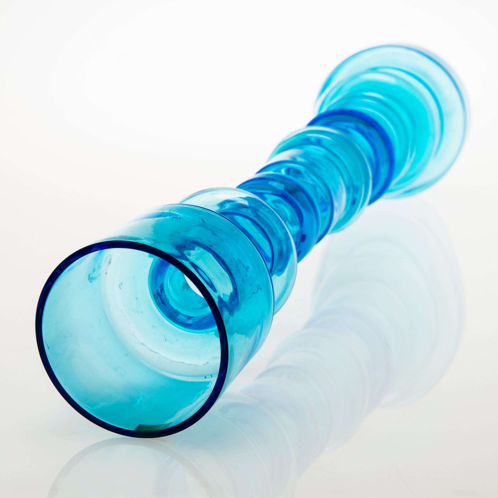 OIVA TOIKKA, LJUSSTAKE / VAS, glas, "Fyren", signerad Notsjö Nuutajärvi. I produktion 1964-1973.