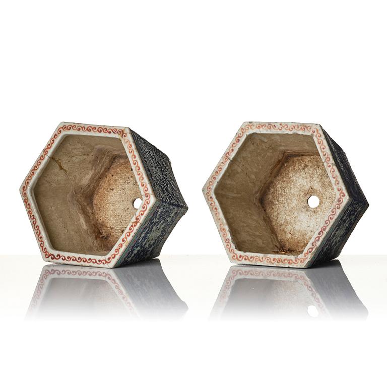 Ytterfoder, två stycken, porslin. Sen Qingdynasti/tidigt 1900-tal.