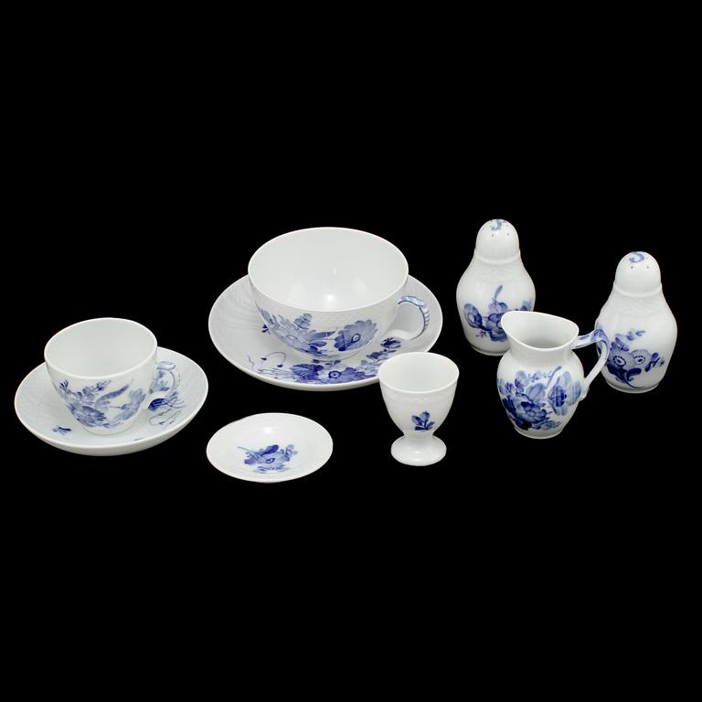 TE- OCH KAFFESERVISDELAR, 51 st, porslin, "Blå blomst", Royal Copenhagen, 1900-tal.