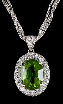 957. A peridote, 11.80 cts, and brilliant cut diamond pendant, tot. 1.56 cts.