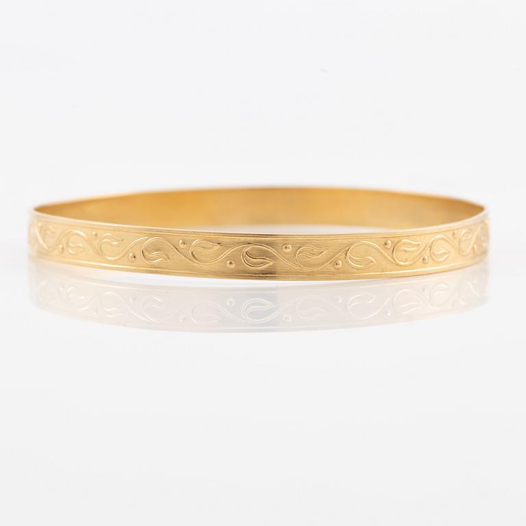 Arm ring, 18K gold with stylised decoration.