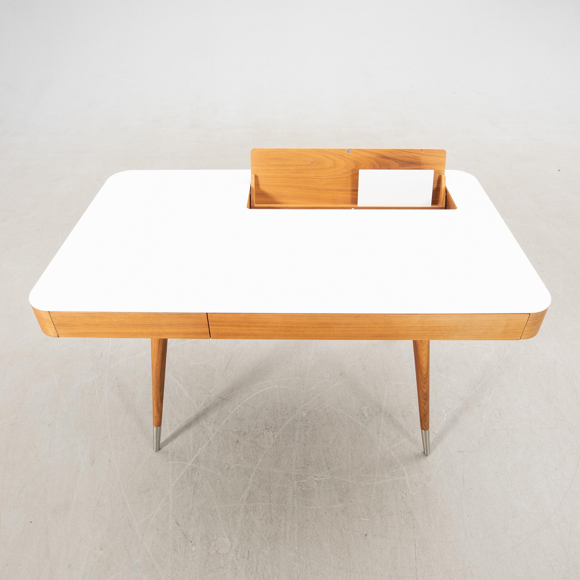 Søren Nissen & Ebbe Gehl, skrivbord AK 1330 för Naver Collection 2000-tal.