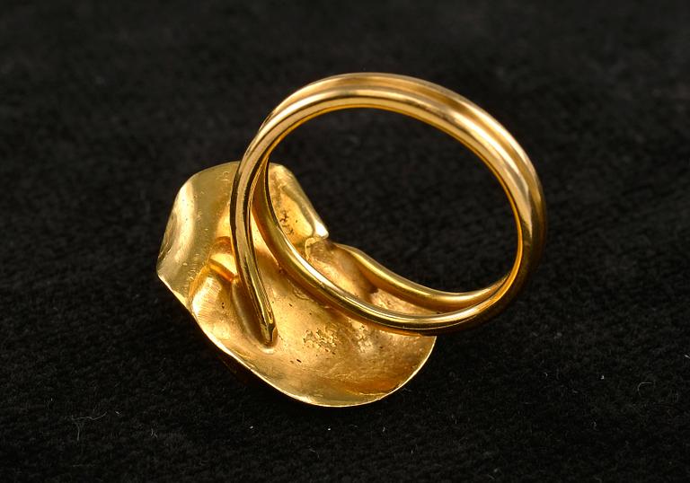 Lotta Orkomies, A PAIR OF EARRINGS AND A RING, gold 18K, A. Tillander 1972. Weight 12,6 g.