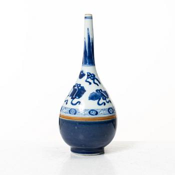 A Chinese blue and white porcelain vase / water sprinkler, Qing dynasty, Kangxi (1662-1722).