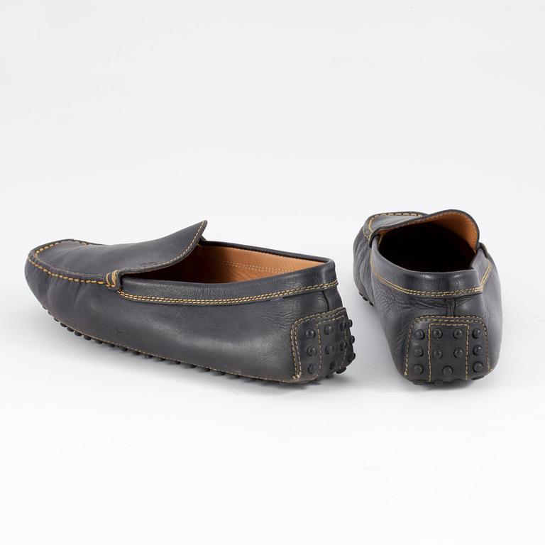TOD'S, a pair of men's black leather loafers. Size 7.