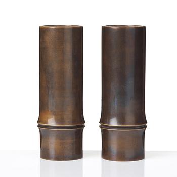 A pair of Japanese bronze vases, Meiji period (1868-1912). Signed.