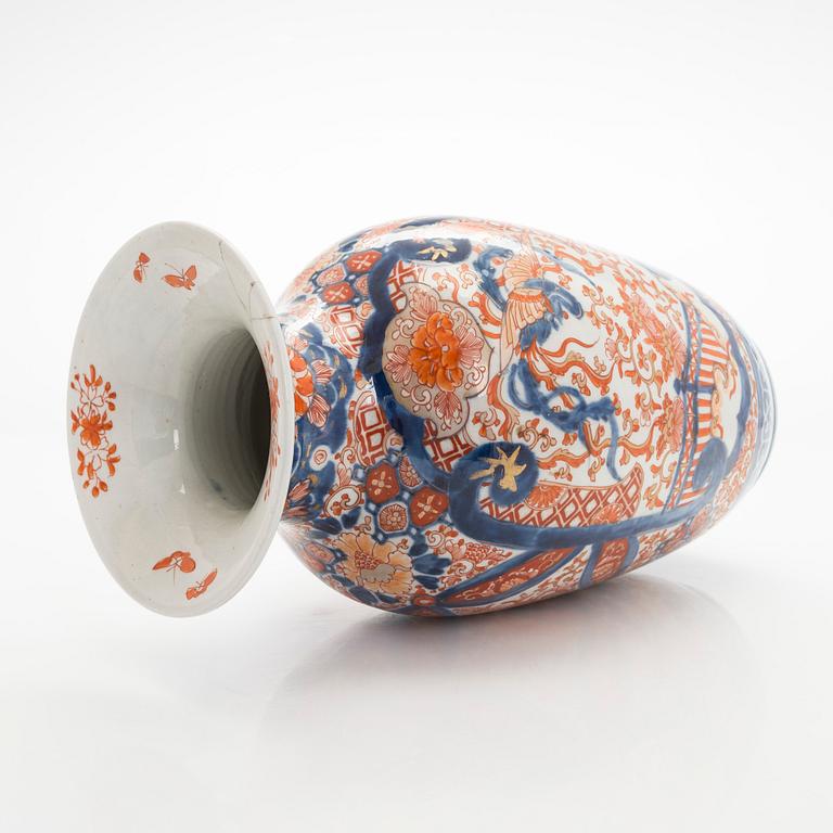 Kannor, ett par, Satsuma, samt urna, Imari, porslin, Japan, 1900-talets början,.